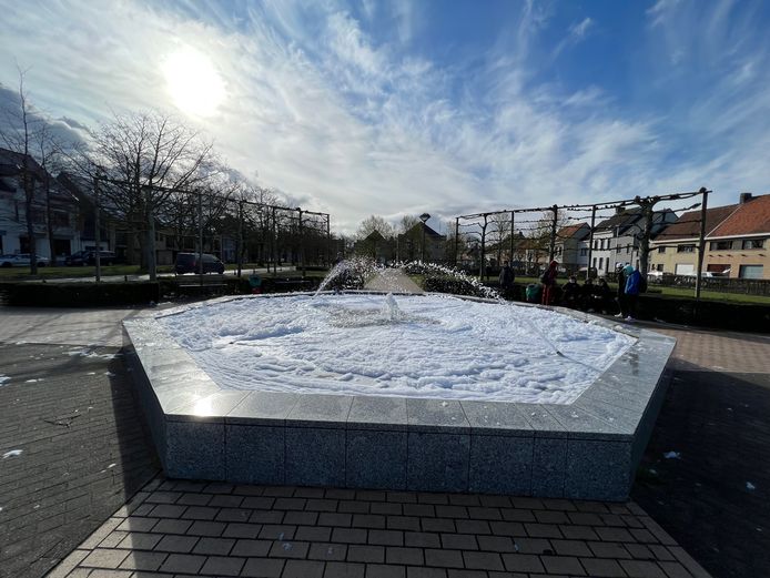 Vandalen deden de fontein in Gistel schuimen.