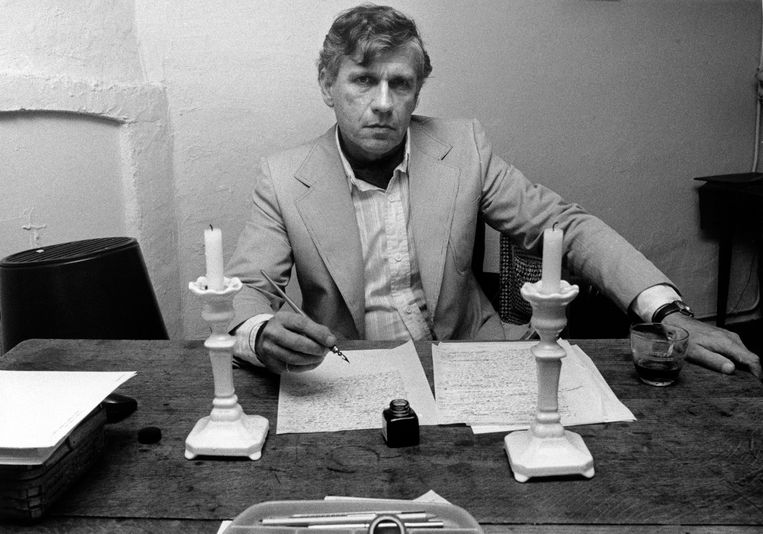 Gerard Reve aan zijn schrijftafel, in 1984.
 Beeld Steye Raviez/Hollandse Hoogte