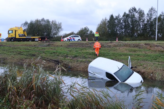 Hulpdiensten in Nijkerk troffen donderdagochtend een te water geraakt bestelbusje aan. De bestuurder van het voertuig was alleen nergens te bekennen.