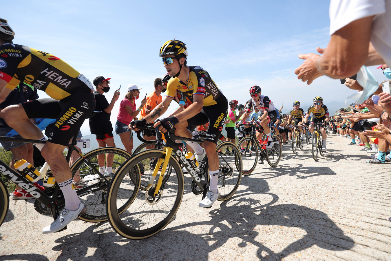 Primoz Roglic weet zich goed omringd door zijn ploeggenoten.