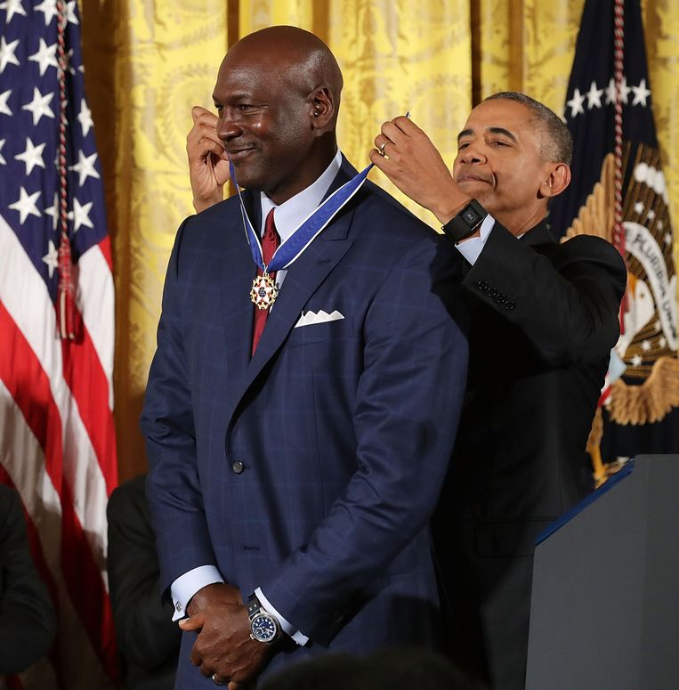Michael Jordan neemt in het Witte Huis de Medal of Freedom in ontvangst van Barack Obama, op 22 november 2016.  Beeld Getty Images