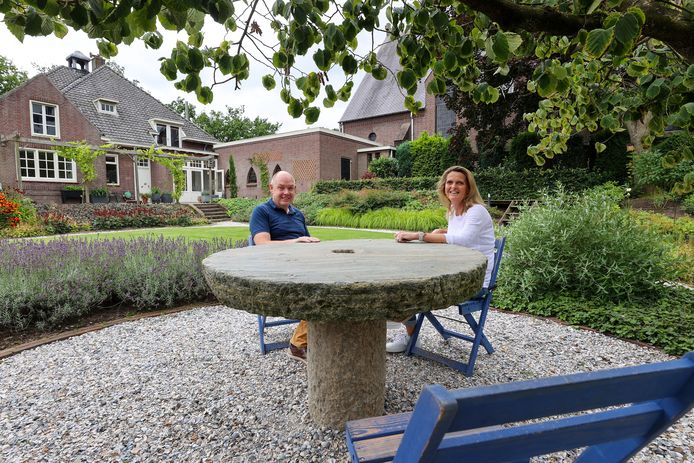 Ronald Verberne en Karin Faber wonen sinds september 2016 in de voormalige pastorie van Steensel uit 1928.