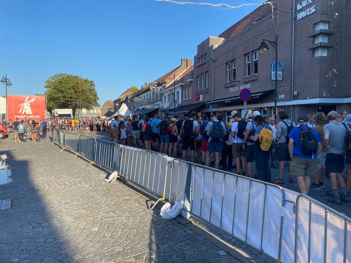 BORNEM - In het centrum van Bornem is vrijdagavond de 53ste editie van de 100 kilometer Dodentocht van start gegaan.