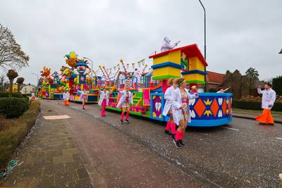 De gigacarnavalswagen van CV De Plak steelt de show in Maarheeze: ‘Naar dit moment hebben we met zij