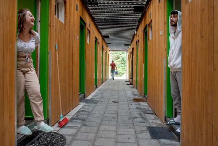  Eline Cretier en Ferhad in het containercomplex in Castricum. Beeld Pauline Niks