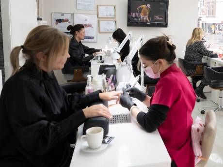 Explosieve groei nagelstudio’s: het is verslavend, Lucy en Karin gaan elke drie weken