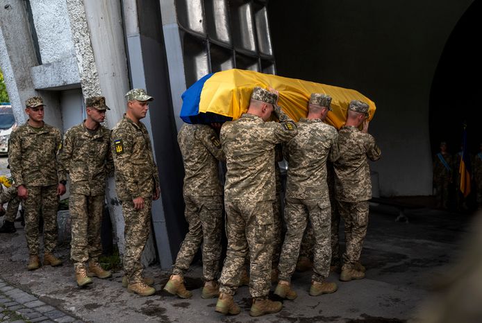 Tentara membawa peti mati dengan jenazahnya.