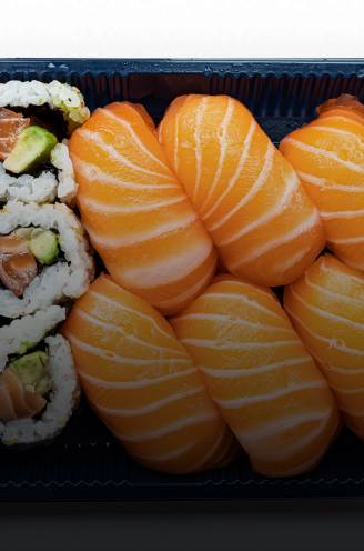 Japanse chef proeft 7 keer sushi uit de supermarkt en is maar bij één pakket zeer enthousiast