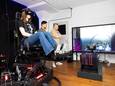 Op de open dag van Flight Sim Experience werd een ‘full motion flightsimulator’ gedemonstreerd. Abdelaziz Naji (midden) en Robert van der Heijden (rechts) leggen aan Caitlin uit Best uit hoe ze moet vliegen.