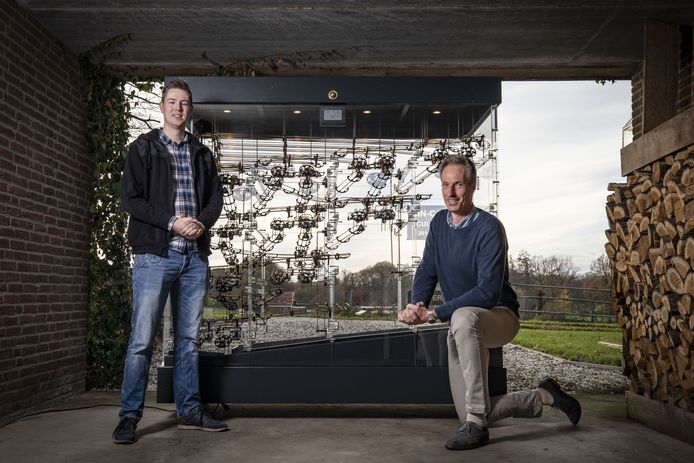 Clemens Mensink (rechts) en zijn compagnon Bart Sprenkels bij de bineaire rekenmachine die Mensink zelf in elkaar heeft gezet. Het is een voorbeeld van de technische sculpturen die Mensink wil maken via het project de creatieve broedplaats.