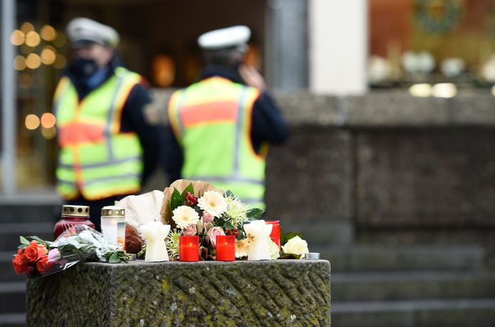 Illustratiebeeld: kaarsen en bloemen ter herdenking van de slachtoffers. Een man reed eind 2020 moedwillig in op voetgangers. Daarbij vielen vijf doden. Beeld gemaakt op 2 december 2020.