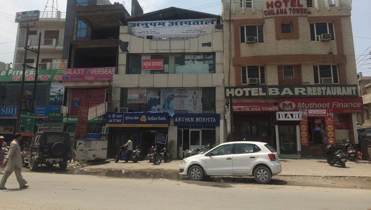 Anupam Hospital in Rudrapur, de privékliniek van Himanshu Bansal, ingeklemd tussen een bar en een sportschool. Beeld VIDYA KRISHNAN/THE HINDU