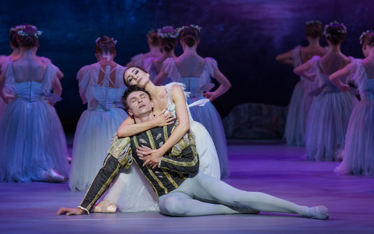 Liza Gogidze als Giselle en Alexis Tuttunique als Albrecht in ‘Giselle’. Beeld Altin Kaftira