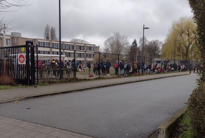 Na de sluiting moesten de leerlingen in hun klas wachten buiten de schoolpoort.