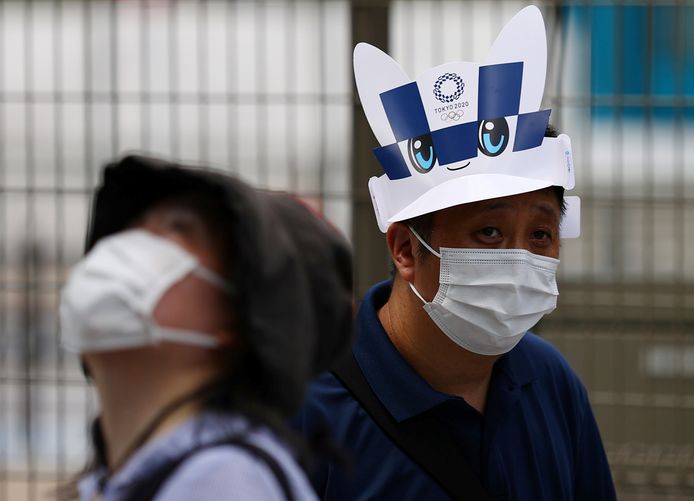 Des personnes portant des masques de protection se dirigent vers l'extérieur du Stade national, le principal site des Jeux olympiques de Tokyo 2020, au milieu de l'épidémie de coronavirus (COVID-19), à Tokyo.