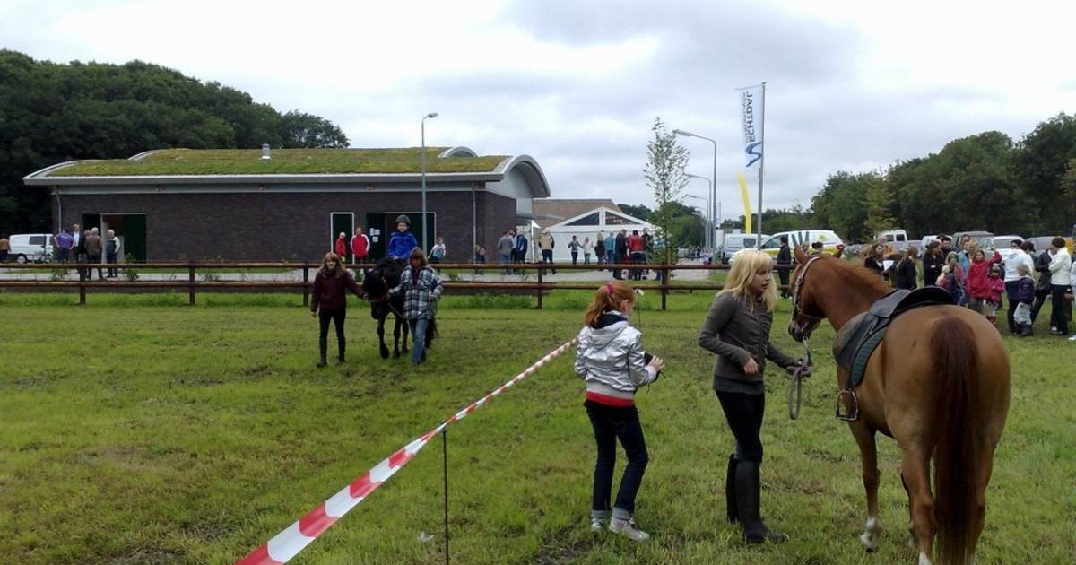 Kersverse opa opent nieuwe dierenkliniek