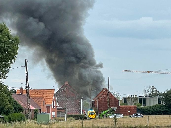 De brand in de garage in Kuurne ging gepaard met een zwarte rookontwikkeling.