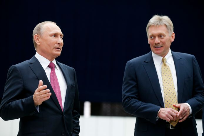 Vladimir Poutine et le porte-parole du Kremlin Dmitri Peskov