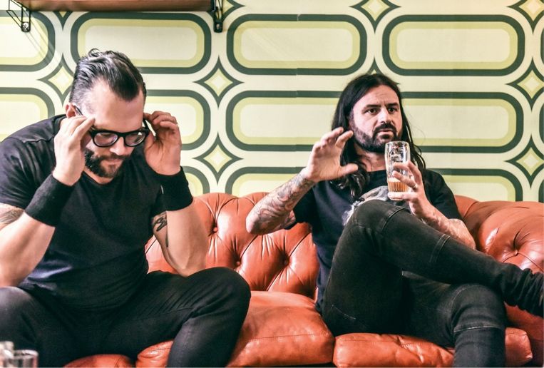 Jeroen Camerlynck (rechts): 'Ik hou zielsveel van metal, maar ik steek er ook voortdurend de draak mee.' Beeld 
