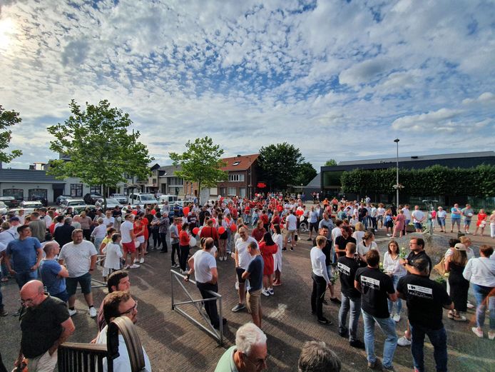 Op het plein verzamelen op dit moment heel veel vrienden, kennissen en sympathisanten die hun steun willen betuigen.