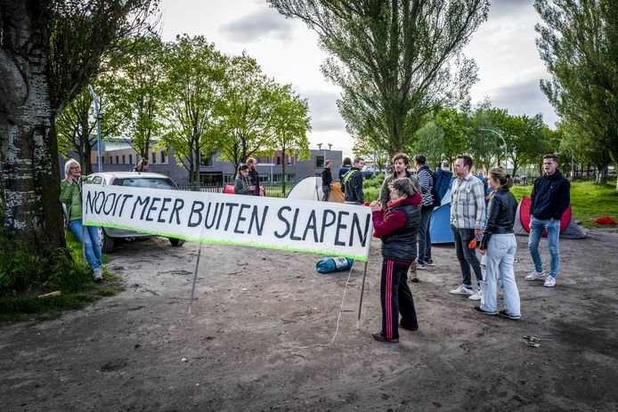 Deze week werd gedemonstreerd bij het asielzoekerscentrum Ter Apel. Vorig jaar moesten mensen geregeld buiten slapen, omdat er geen plek binnen meer was. Verwacht wordt dat dit jaar nog meer mensen een veilig heenkomen zoeken in ons land.