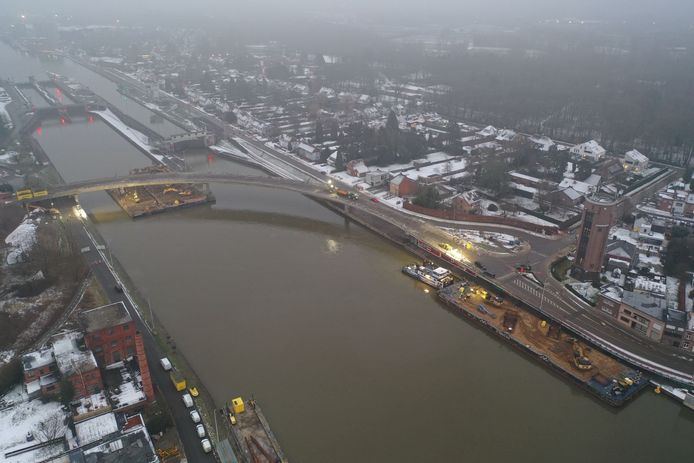 De 'bananenbrug' in Wijnegem is de laatste lage brug op het Albertkanaal die wordt afgebroken. Daarna is het mogelijk om met containerschepen met vier containers op elkaar over het Albertkanaal te varen.