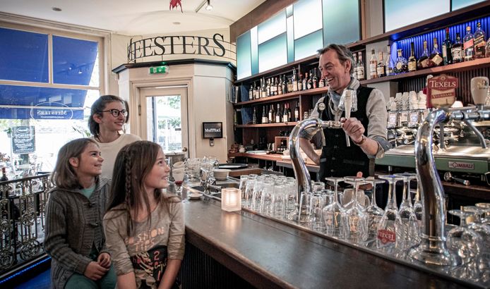 Arie Moret van café Meesters met zijn drie kinderen.