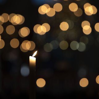 ‘Zwijgende meerderheid’ aangesproken op herdenking Kristallnacht: ‘Net als 85 jaar geleden kijkt een groot deel van de samenleving de andere kant op’