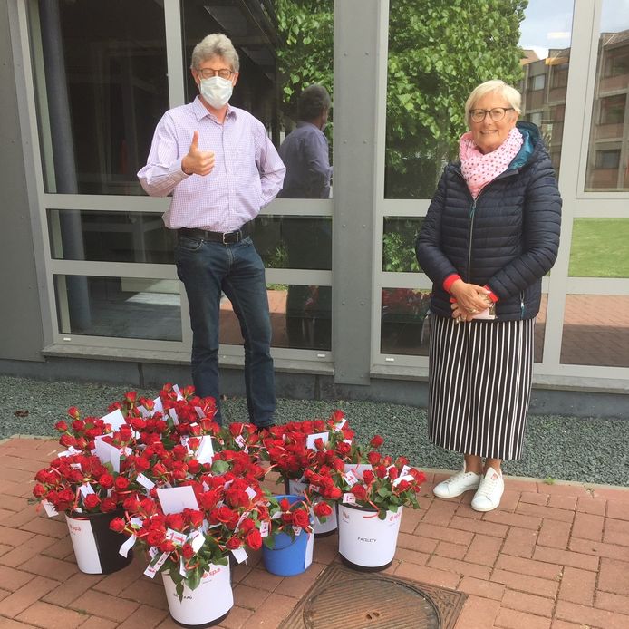 Sp.a en VIVA-SVV schonken naar aanleiding van 1 mei 355 rozen aan woonzorgcentrum Ten Weldebrouc in Willebroek.
