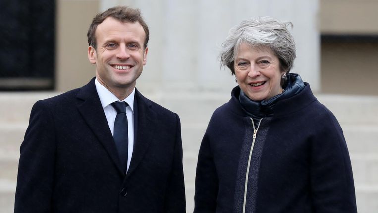Emmanuel Macron en Theresa May tijdens een ceremonie bij de Royal Military Academy Sandhurst in Londen. Beeld afp