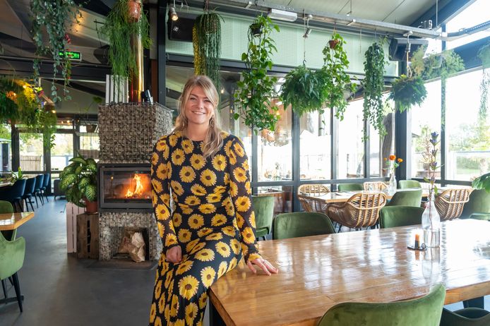 Eigenaresse Renée Meijer in haar uitnodigende en eigentijdse restaurant aan het Wolderwijd.