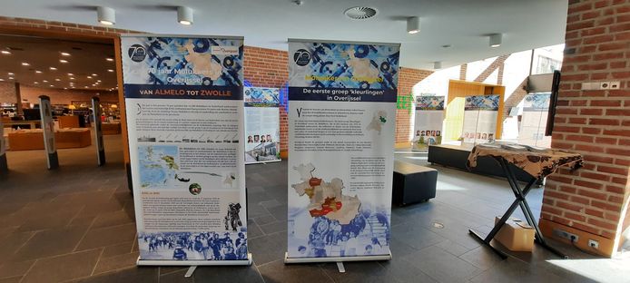 De tentoonstelling bestaat uit panelen waarop de geschiedenis van de Molukkers in Overijssel verteld wordt.