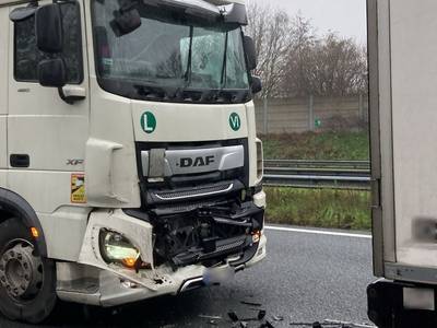 A58 bezaaid met brokstukken door ongeluk met vrachtwagen, opruimactie leidt tot grote file