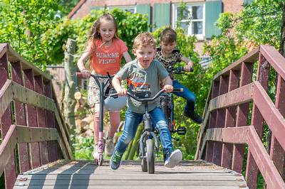 Bram (7) en Eva (9) voeren actie voor pumptrackbaan in hun dorp: ‘Liefst vandaag al beginnen met gra