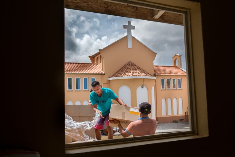 Het Rode Kruis laat op Curaçao voedselpakketten bezorgen bij bewoners die door de coronacrisis in grote financiële problemen zijn geraakt en hun baan zijn verloren.  Beeld Arie Kievit