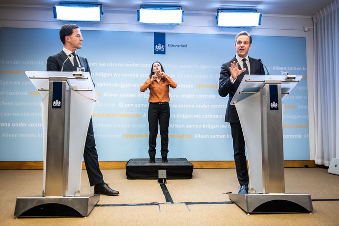 Een van de persconferenties van Mark Rutte en Hugo de Jonge aan het begin van de coronacrisis.