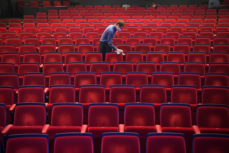 Bij theater Flint in Amersfoort worden zaterdag na een voorstelling de stoelen gepoetst. Beeld Marcel van den Bergh / de Volkskrant