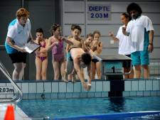 Geen zwemles tijdens school, maar wel gratis diploma voor kinderen uit arme gezinnen