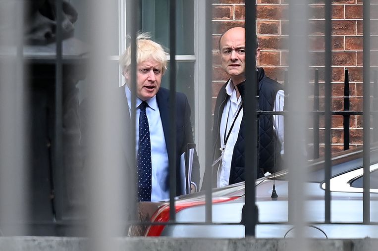 Ontregelaar Dominic Cummings (rechts) met zijn baas, premier Johnson.  Beeld AFP