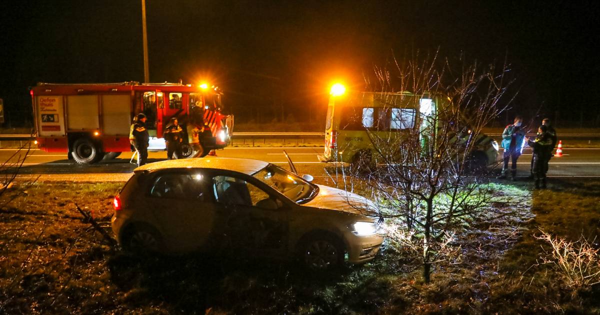 Auto schiet na botsing met vrachtwagen van A50 bij Loenen en ramt verkeersbord: bestuurder naar ziekenhuis.