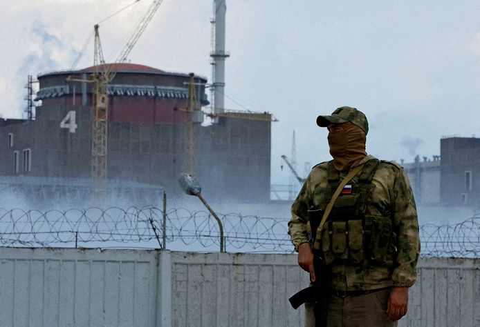 Een Russische militair bij de kerncentrale van Zaporizja.