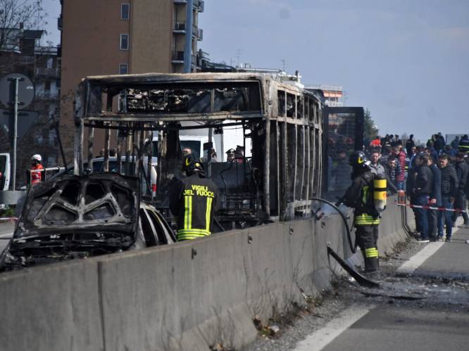 Chauffeur kaapt schoolbus vol kinderen en steekt voertuig in brand: justitie onderzoekt mogelijk terroristisch motief