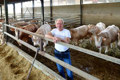 Als de spoorover­weg in zijn straat sluit, kan boer Henk alleen nog via België naar huis