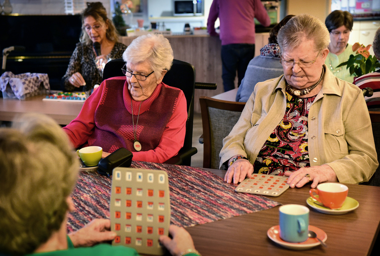 Ouderen in verpleeghuis Sonnevanck in ’s-Gravenzande spelen bingo.   Beeld Marcel van den Bergh / de Volkskrant