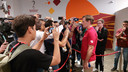 Ronald de Boer met de verzamelde media in Qatar.