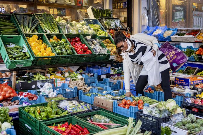 De Albert Cuypmarkt in Amsterdam. De nieuwe regering wil de btw op gezonde producten als groente en fruit verlagen naar nul, staat in het coalitieakkoord. Foto ANP