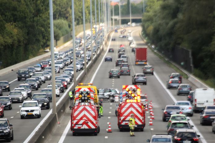 Lange File Op E40 Door Zwaar Verkeersongeval Twee Rijstroken Versperd In Ternat Ternat Hln Be