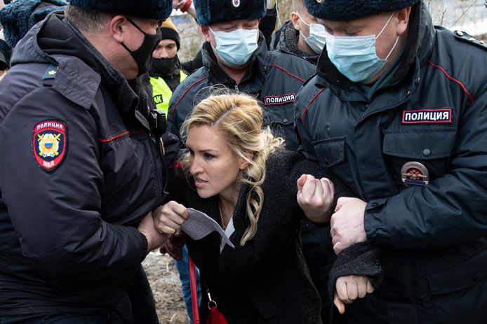 Anastasia Vasiljeva werd eerder tijdens een protest van artsen bij het strafkamp van Navalny afgevoerd door de politie.