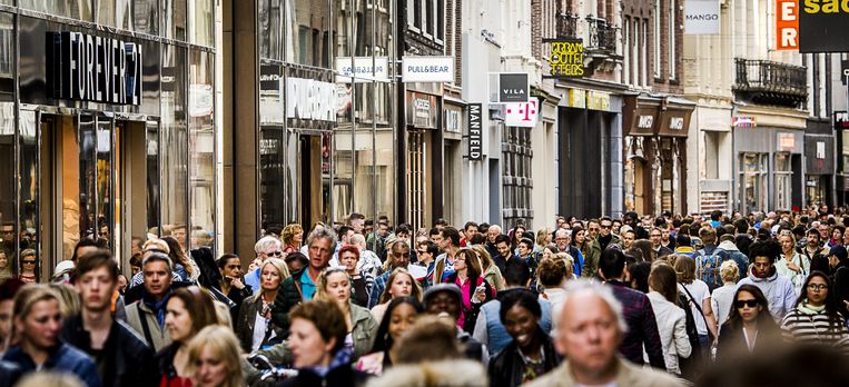 Winkelende mensen in de Kalverstraat in Amsterdam. Beeld ANP