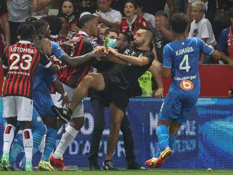 Onderzoek naar ontspoord voetbalduel in Nice: ‘Deze incidenten zijn een belediging voor de sport’